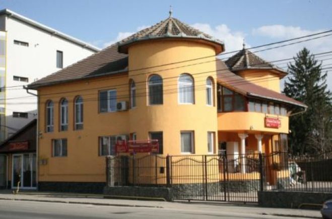 ANUNȚ- Pensiunea CROWN ROYAL din Alba Iulia angajează recepționer