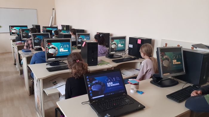 3 școli din județul Alba au acces la educație digitală datorită Asociației Ateliere Fără Frontiere